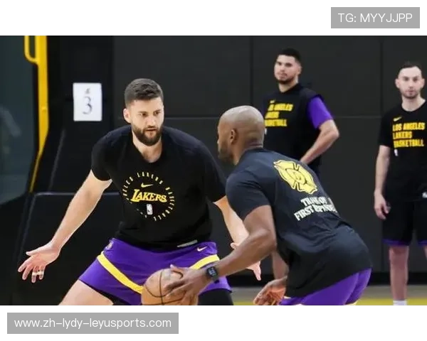 湖人队备战2024年季后赛期间训练强度与战术演练并重成效显著 湖人队备战2024年季后赛期间训练强度与战术演练并重成效显著